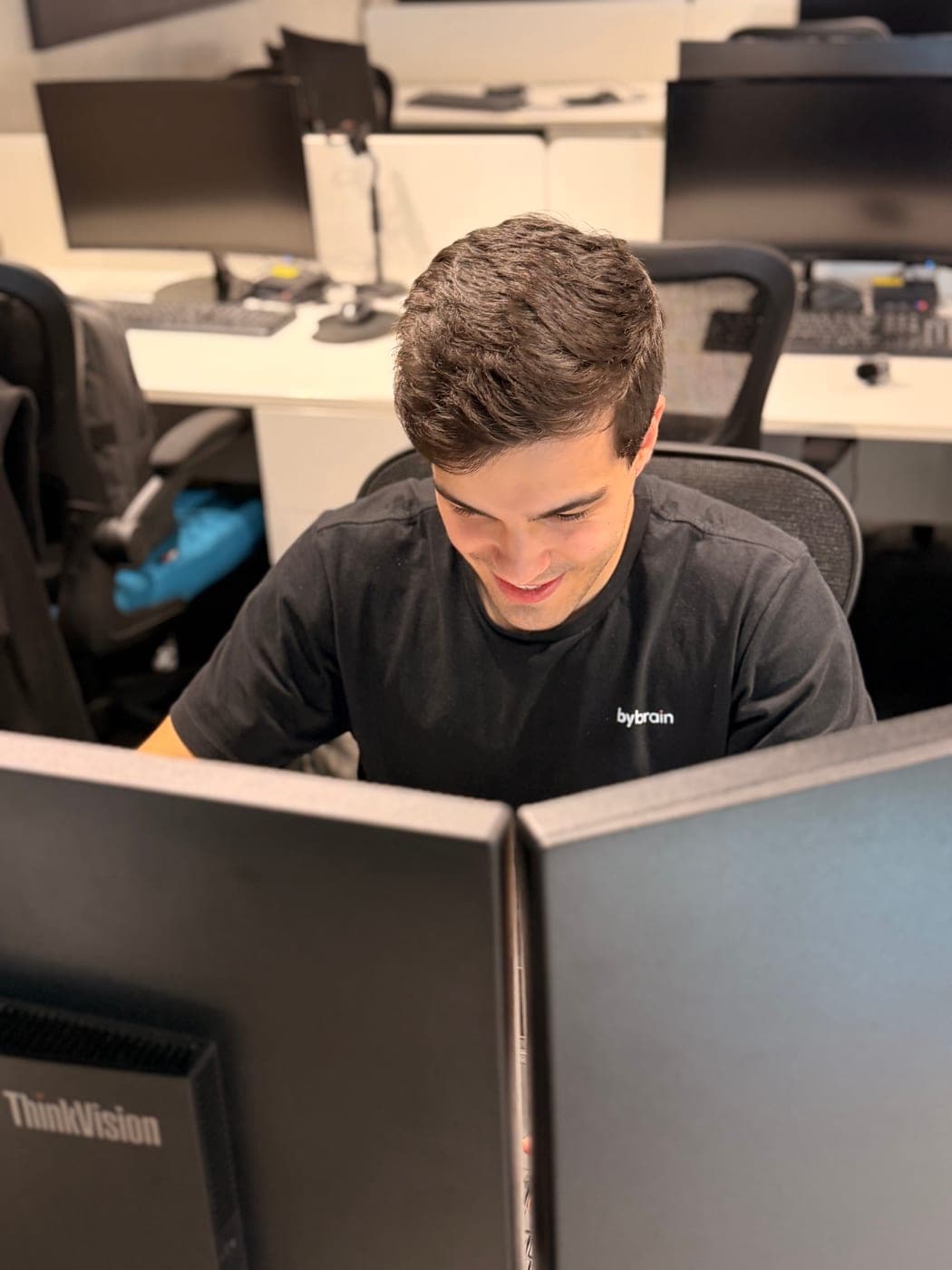 Integrante da ByBrain trabalhando no escritório