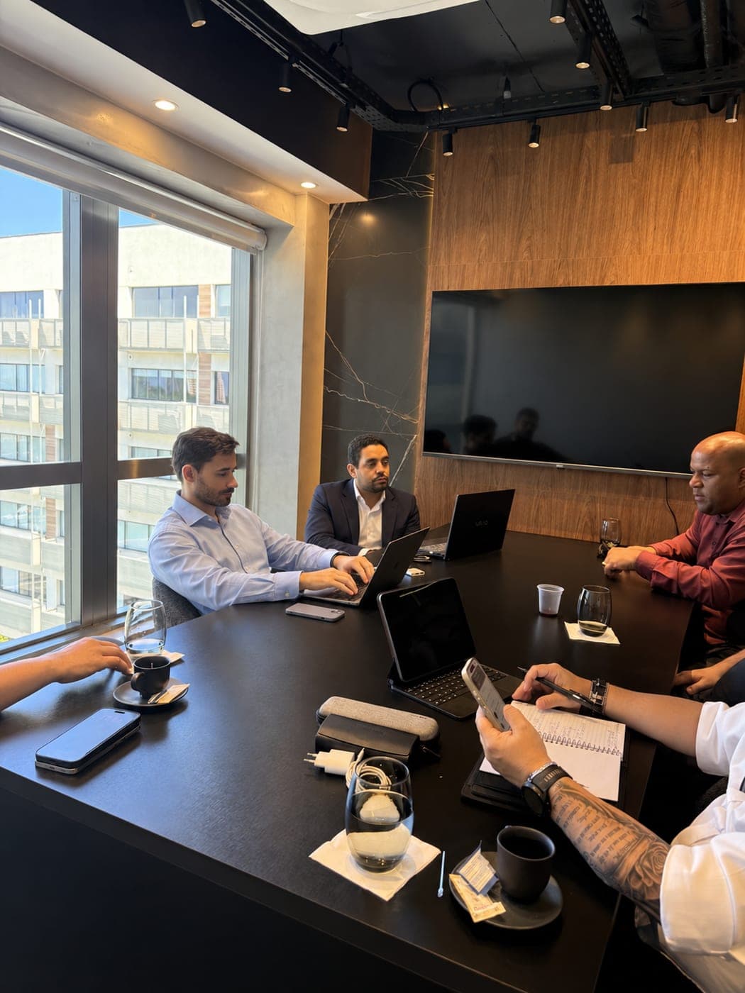 Reunião da ByBrain em uma sala com vista para a cidade